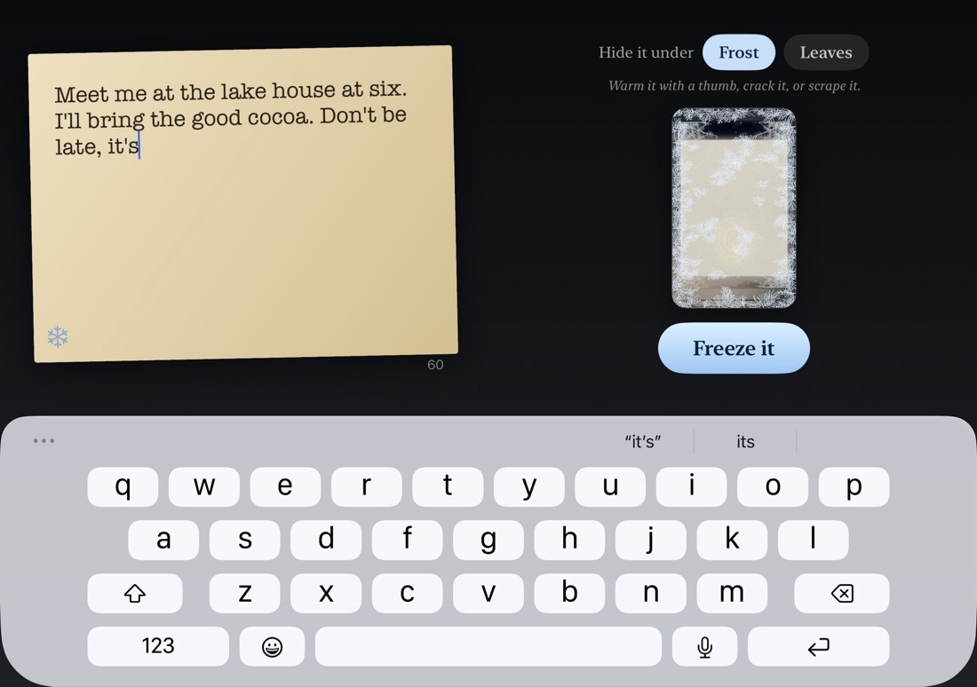 La versión 4 de Thaw en un iPhone Duo abierto del todo: la nota en una hoja, la elección de cubierta y Freeze it en la otra, las dos por encima de las teclas.