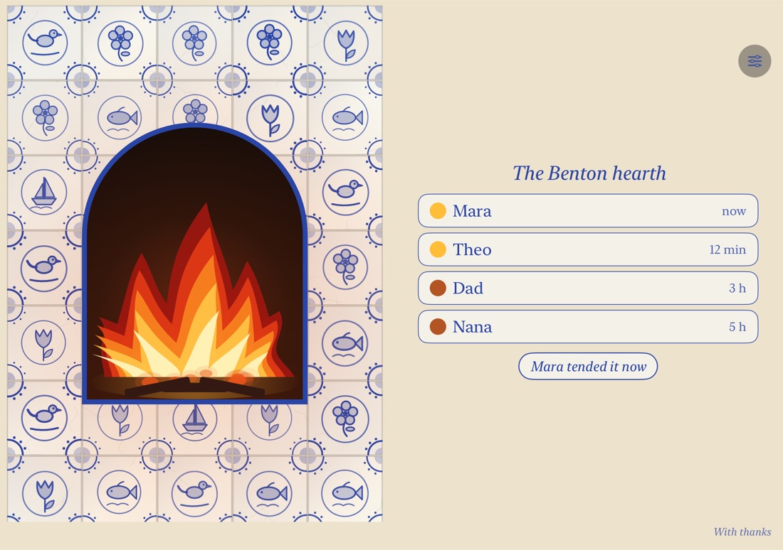 Hearth trên chiếc điện thoại mở ra như một cuốn sách: lò gạch ở một nửa, gia đình và người vừa chăm lửa ở nửa kia.